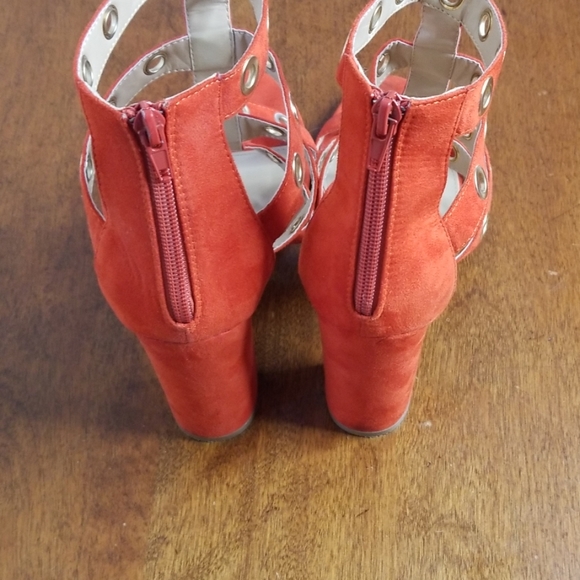 Heels - Picture 4 of 4